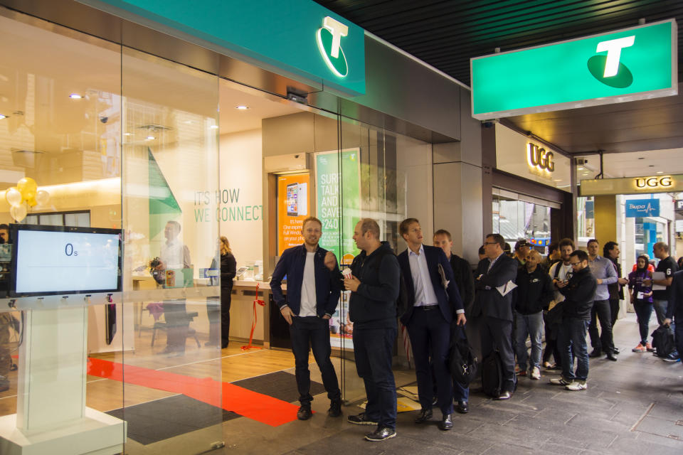 Customers queuing outside a Telstra Store on George St, on the morning the iPhone 6 was launched. (Source: Getty)