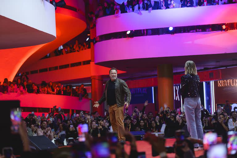 Arnold Schwarzenegger en medio de la exhibición dedicada a los contenidos de la plataforma