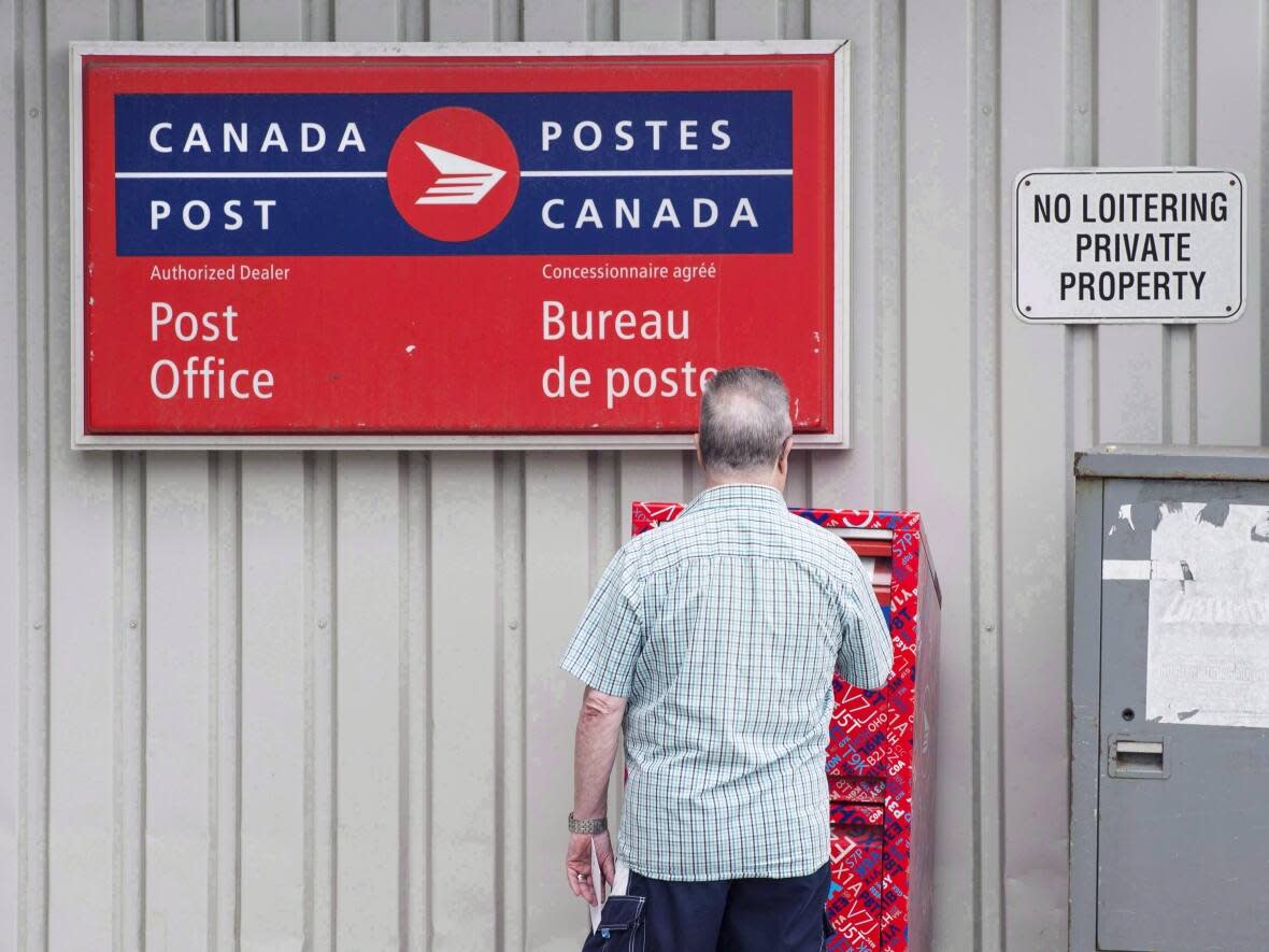 Canada Post is requiring employees be vaccinated or indicate intentions to get vaccinated by Friday or be put on unpaid leave.  (Darren Calabrese/The Canadian Press - image credit)