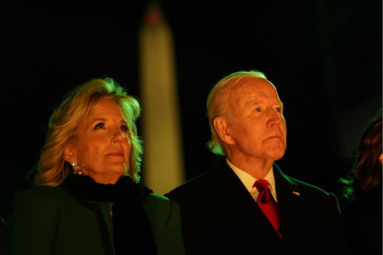 El presidente Joe Biden y la primera dama Jill Biden asisten a la ceremonia de encendido del árbol de Navidad en la Elipse de la Casa Blanca, el miércoles 30 de noviembre de 2022, en Washington.