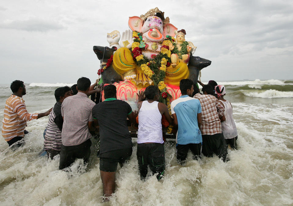 <p>Im indischen Chennai befördert eine Gruppe von Hindus eine Statue der Gottheit Ganesha in den Golf von Bengalen. Die Prozession markiert das Ende des zehntägigen Ganesh-Chaturthi-Festivals. (Bild: REUTERS/P. Ravikumar) </p>