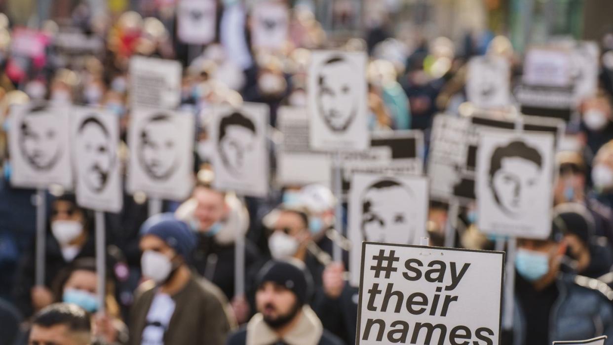 Ein Plakat mit der Aufschrift «#say their names» wird auf einer Kundgebung zum Gedenken an den rassistischen Anschlag in Hanau hochgehalten.