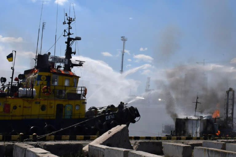 Los bomberos intentan sofocar un incendio por el impacto de misiles en Odessa 