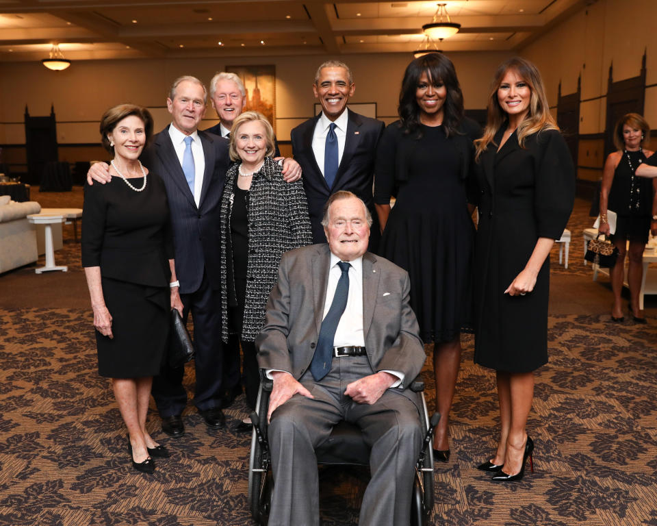 George H.W. Bush mit den Obamas und Clintons