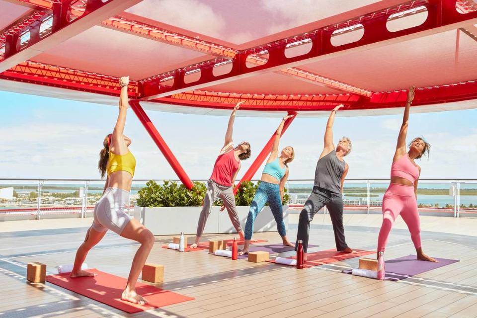 Es una opción comenzar el día con una clase de yoga al tope de la embarcación. 