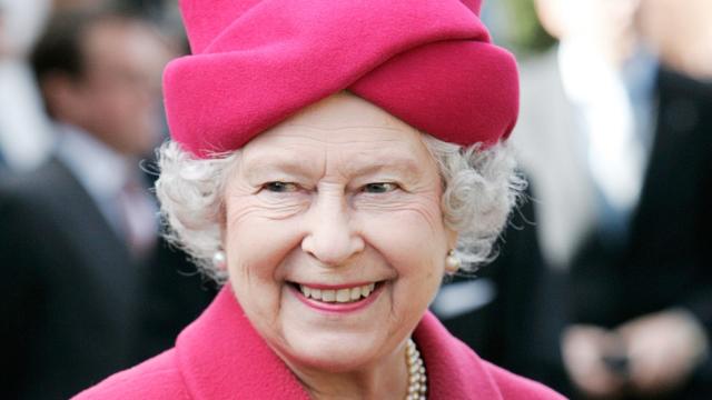 queen elizabeth pink dress - Cerca con Google  Queen elizabeth, Fashion,  Lady diana spencer