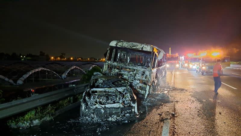 國道1號凌晨傳5車追撞嚴重事故2車被燒爛（圖／翻攝畫面）