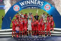 Los jugadores del Bayern Munich alzan la copa de la Liga de Campeones tras vencer en la final al Paris St Germain en el Estadio da Luz de Lisboa, Portugal.