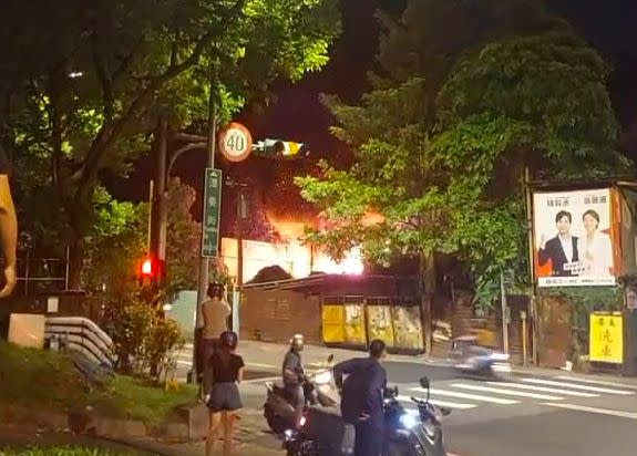 ▲台北市內湖潭美街一處鐵皮屋，今（21）晚21點10分左右驚傳火警，現場濃煙與火舌不斷冒出。（圖／翻攝畫面）