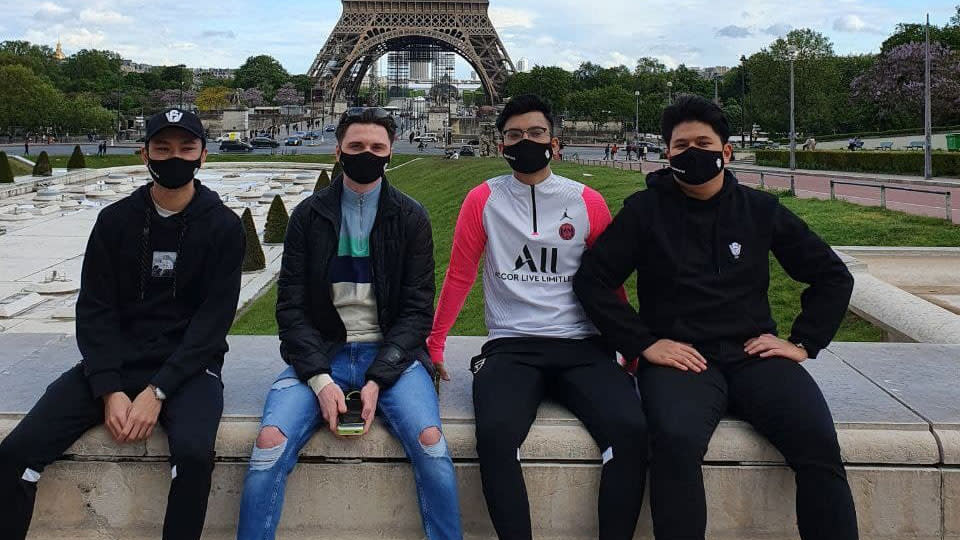 Lunarmetal (first from right), together with his teammates in France (Photo: Lunarmetal)