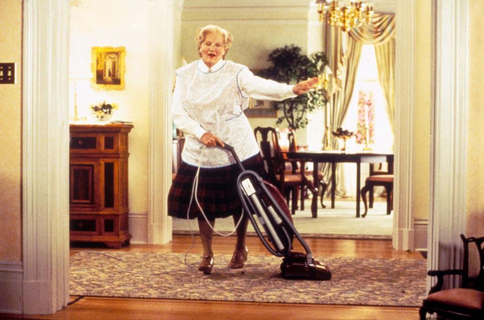 Um seine Kinder täglich sehen zu können, schlüpft der geschiedene Stimmenimitator Daniel kurzerhand in die Rolle des betagten Kindermädchens "Mrs. Doubtfire" (1993). Viereinhalb Stunden verbrachte Robin Williams jeden Tag in der Maske, um zur Nanny zu werden. Herausgekommen ist eine wunderbare Komödie mit ernsten Tönen, bei der auf jeden Lacher eine Träne folgt. (Bild: vox)