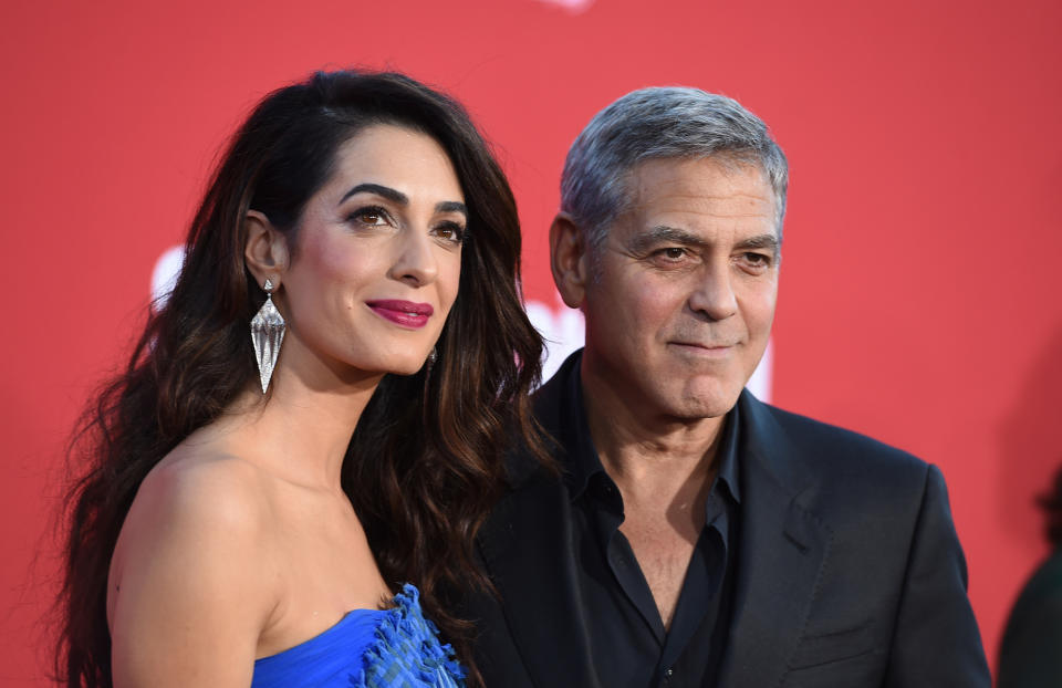 Als Eltern von zwei kleinen Kindern setzen sich Amal und George Clooney dafür ein, dass Schulen in den USA sicherer werden. (Bild: Invision/AP Photo)