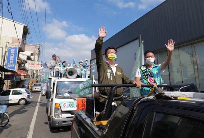 嘉義市長候選人李俊俋陪準新科議員黃盈智謝票掃街。（李俊俋團隊提供／廖素慧嘉市傳真）