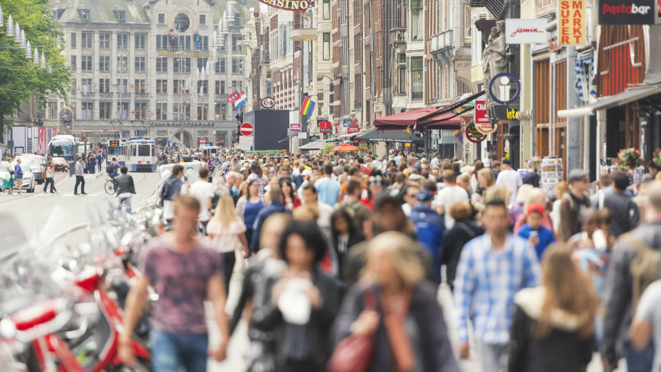 Gente caminando por Amsterdam. Foto: Getty Images. 