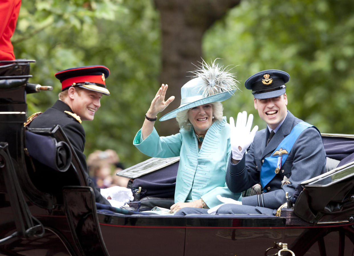 El príncipe Harry siempre ha mantenido una fría relación con Camilla Parker  The Duchess Of Cornwall, Prince William And Prince Harry (Left) Leave Buckingham Palace In Central London On Their Way To The Annual Trooping The Colour. (Photo by Julian Parker/UK Press via Getty Images)