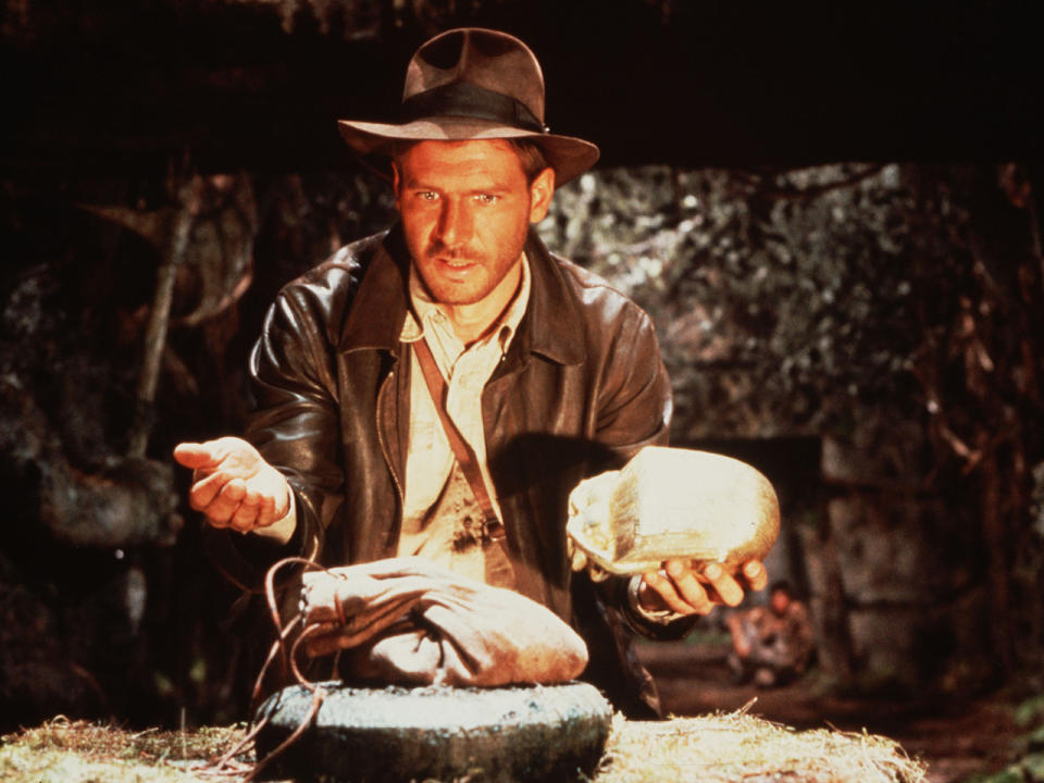 Neben der "Star Wars"-Reihe prägte auch 'Indiana Jones' die Karriere von Harrison Ford. 1981 kam "Jäger des verlorenen Schatzes" in die Kinos und begeisterte die Zuschauer. Eine weitere Kultfigur war geboren. (Bild-Copyright: Lucasfilm Ltd/Paramount/Kobal/REX/Shutterstock)