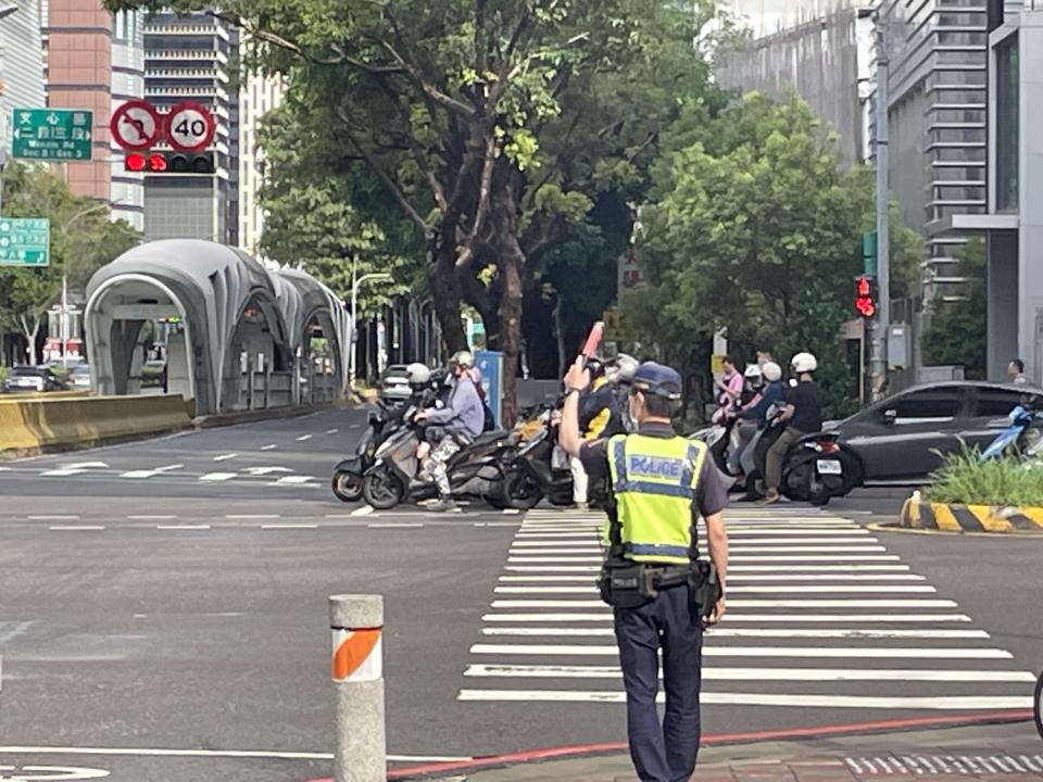 國慶假期交通疏導全面啟動，警加強重點路段車流管控。(圖/記者謝榮浤翻攝)