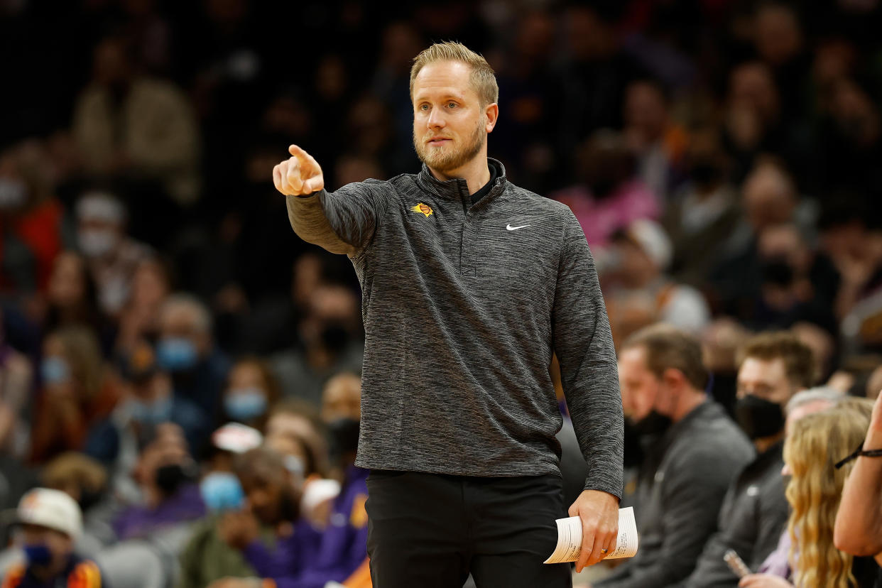 PHOENIX, ARIZONA - DECEMBER 27: Associate head coach Kevin Young of the Phoenix Suns during the first half of the NBA game against the Memphis Grizzlies at Footprint Center on December 27, 2021 in Phoenix, Arizona. NOTE TO USER: User expressly acknowledges and agrees that, by downloading and or using this photograph, User is consenting to the terms and conditions of the Getty Images License Agreement.  (Photo by Christian Petersen/Getty Images)