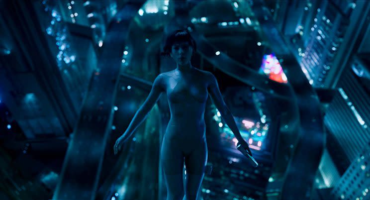 Scarlett Johansson, mi-femme-mi robot dans Ghost in the shell. Copyright : Paramount PIctures