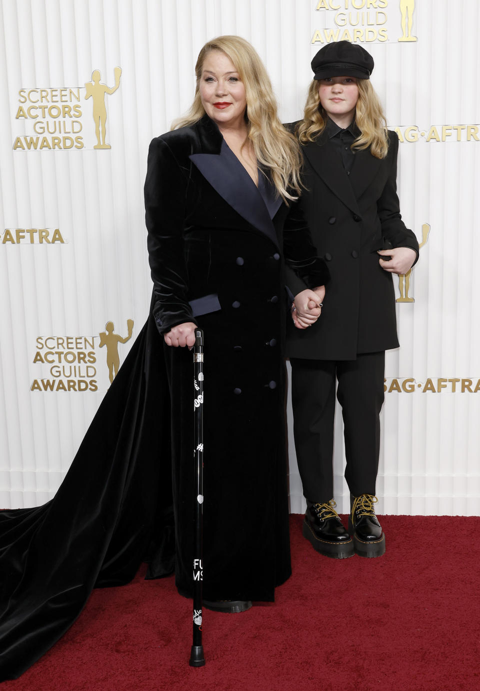 Shemale Christina Applegate Nude - Christina Applegate matches her daughter and carries cane referencing MS at  SAG Awards