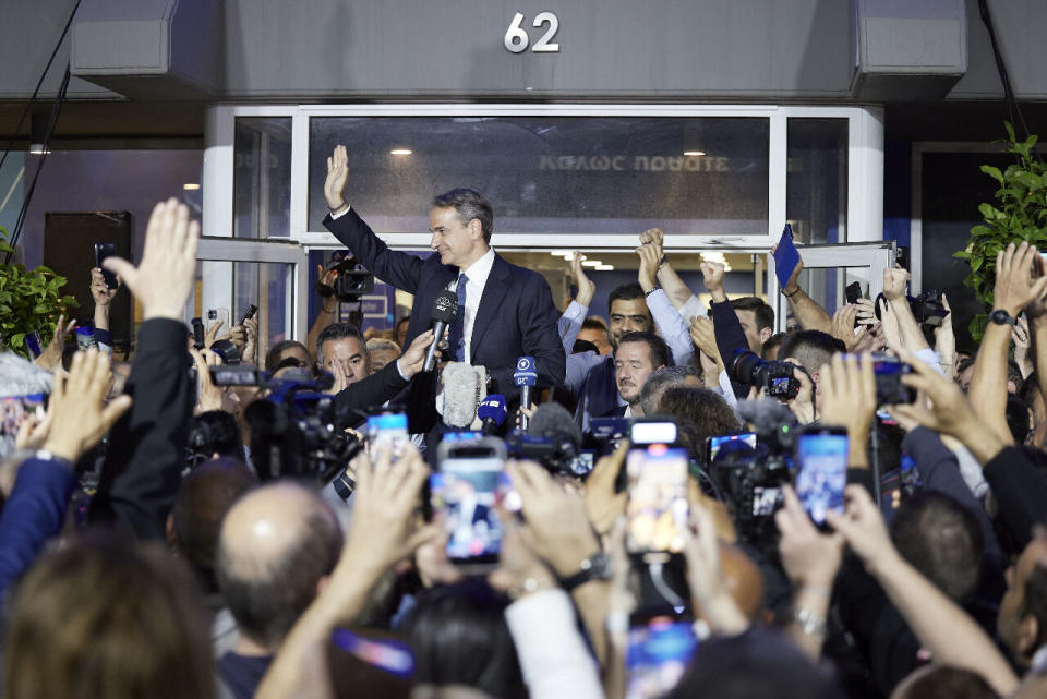 希臘總理米佐塔基斯(Kyriakos Mitsotakis)21日向支持者揮手致意。(圖:推特@kmitsotakis)