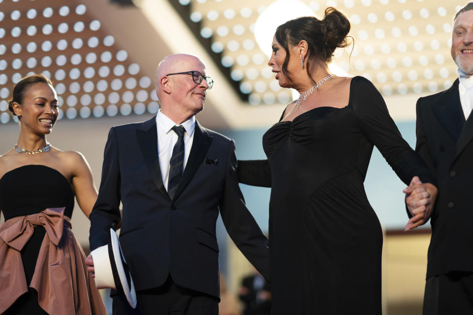 Zoe Saldaña, de izquierda a derecha, Jacques Audiard, Karla Sofía Gascón, y Damien Jalet posan al salir de la premiere de 'Emilia Perez' en la 77a edición del Festival de Cine de Cannes, en Francia el sábado 18 de mayo de 2024. (Foto Scott A Garfitt/Invision/AP)