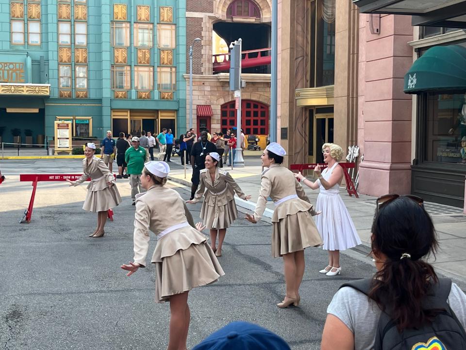 marylin monroe street show at universal studios