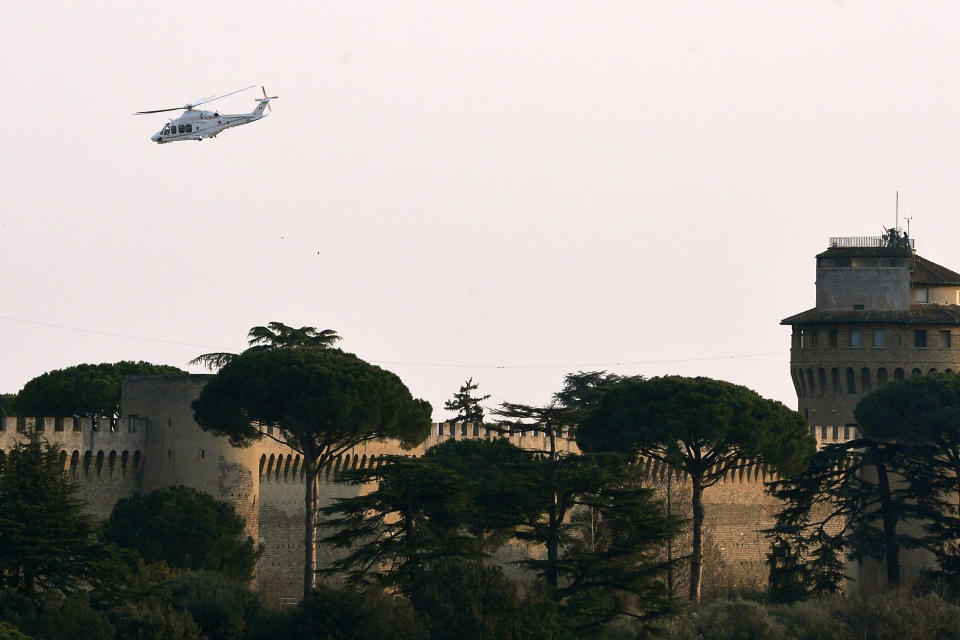 Le pape a embarqué dans un hélicoptère de la République italienne pour rejoindre Castel Gandolfo, où il s'est adressé pour la dernière fois à la foule. ALBERTO PIZZOLI/AFP