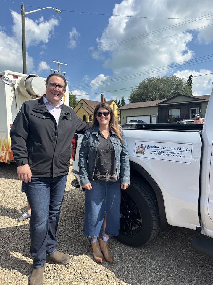 Independent MLA Jennifer Johnson poses with UCP Seniors Minister Jason Nixon at a parade in Bentley, Alta., in August.