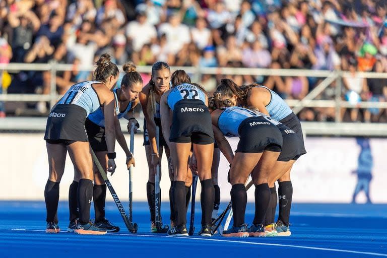 Las Leonas no pudieron romper el 0 de las británicas en el debut, pero se impusieron en penales