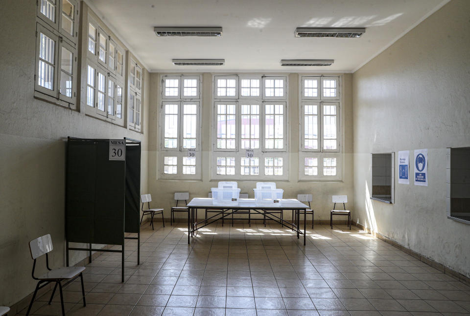 Un aula que servirá como mesa de votación para un plebiscito aparece lista durante una gira de prensa en Santiago, Chile, el viernes 23 de octubre de 2020. (AP Foto/Esteban Felix)