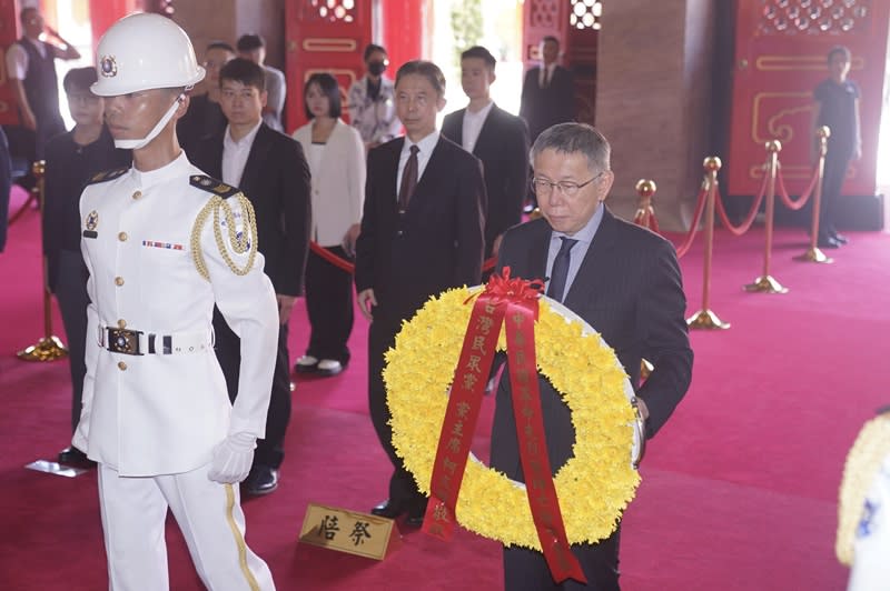 台灣民眾黨主席柯文哲（前右）23日上午率領黨公職前往台北忠烈祠，向823砲戰陣亡將士獻花致敬。（中央社）
