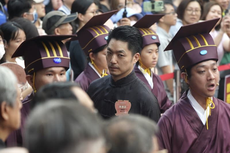 蔣萬安出席祭孔大典（2） 台北市長蔣萬安（中）28日在台北市孔廟，出席113 年台北市各界紀念大成至聖先師孔子誕辰2574週年釋 奠典禮，依循古禮進行祭孔儀式。 中央社記者徐肇昌攝　113年9月28日 