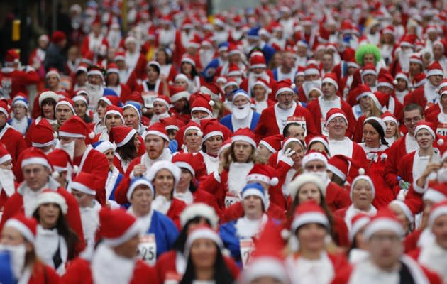 <b>1er décembre</b><br> 8000 personnes étaient attendues lors de la course annuelle de Pères Noël d’une longueur de 5 kilomètres qui se tient à Liverpool, en Angleterre. <br> (Reuters/Phil Noble)