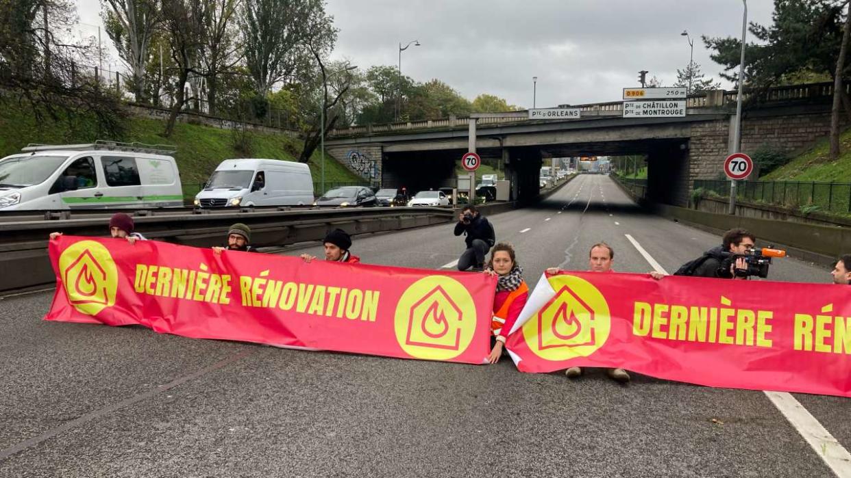 Des activistes de « Dernière rénovation » bloquent le périphérique parisien, le 7 novembre 2022.