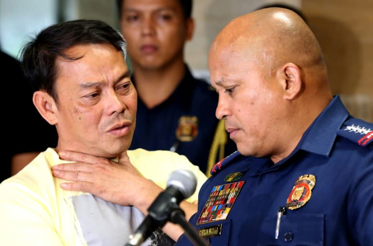 Leyte Albuera Mayor Rolando Espinosa (L) talks to Philippine National Police chief Ronald dela Rosa, at Camp Crame in Manila, in August 2016