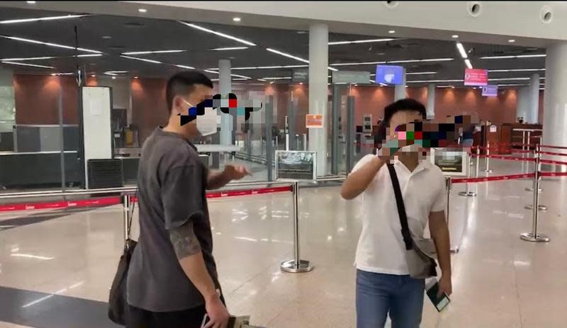 2被騙去柬埔寨打工青年，獲就在金邊機場搭機返台。（統促黨提供）