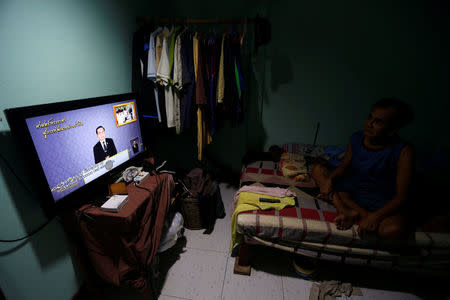 A man watch Thailand Prime Minister Prayuth Chan-ocha during his weekly TV broadcast in Bangkok, Thailand, May 19, 2017. Picture taken May 19, 2017. REUTERS/Chaiwat Subprasom