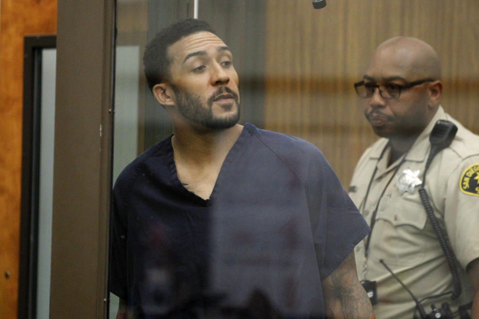 Former NFL football player Kellen Winslow Jr., center, looks through protective glass during his arraignment Friday, June 15, 2018, in Vista, Calif. (AP)