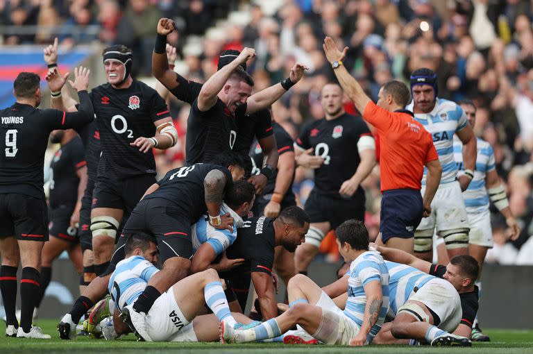 Los ingleses celebran el try de Joe Cokanasiga