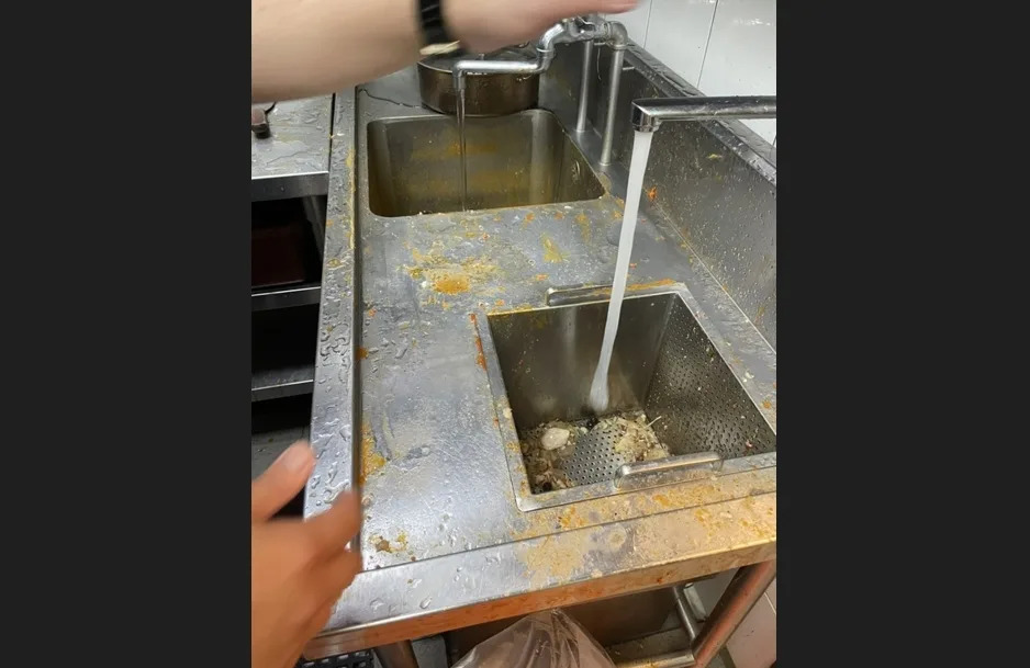 王品集團旗下的初瓦及嚮辣西門分店發生疑食物中毒案，台北市衛生局8日統計指出，截至上午10時已有56人用餐後身體不適就醫。圖為衛生局6日派員前往稽查發現多項缺失。（圖／台北市衛生局提供）