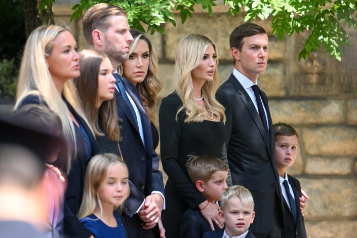 ایوانکا ترامپ، جرد کوشنر، اریک ترامپ و خانواده برای تشییع جنازه ایوانا ترامپ در کلیسای کاتولیک رومی سنت وینسنت فرر در 20 ژوئیه 2022 در شهر نیویورک وارد می شوند.