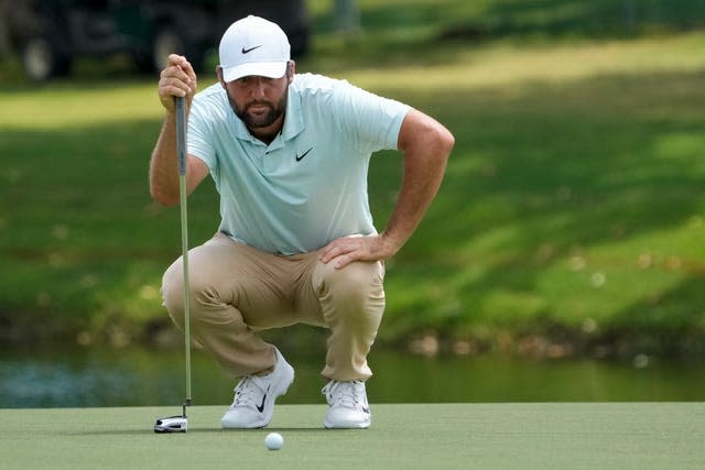 Scottie Scheffler lines up a putt