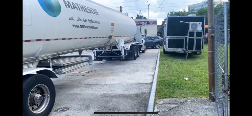 Food truck estacionado en una estación de gasolina en 1250 SE 8Ave. Residentes del área se quejaron ante las autoridades quienes advirtieron que no podían hacer nada porque no existía una ordenanza que los regulara. La ciudad ahora quiere crear una normativa para regularlos