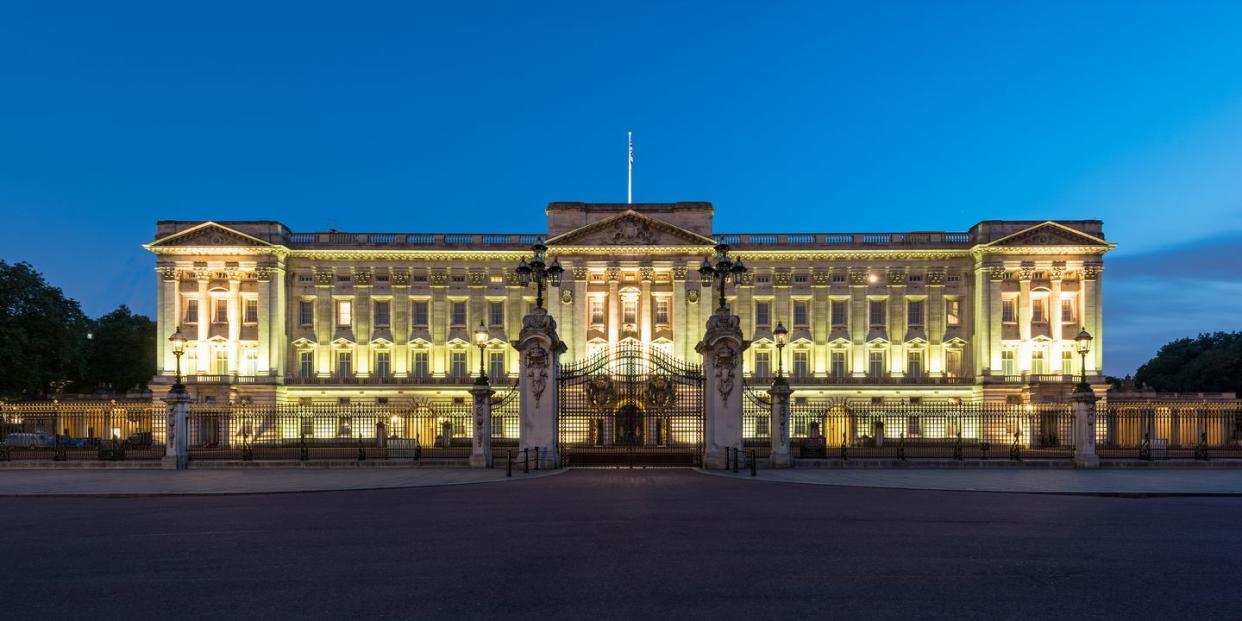 buckingham palace at night, london