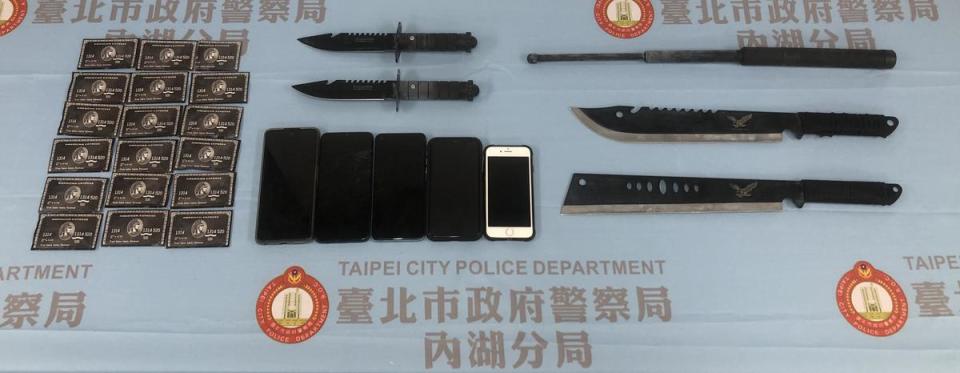 警方逮捕王男等6人，並起出毒品與犯案用刀棍。（警方提供）