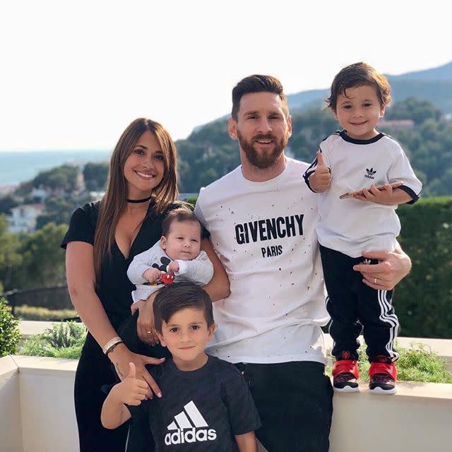 La esposa de Messi, Antonela Roccuzzo, junto al jugador y sus tres hijos. <a href=