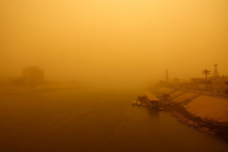 <p>El río Tigris, que atraviesa la capital de Irak, apenas era visible debido a la acumulación de arena en el aire. (Foto: Thaier Al-Sudani / Reuters).</p> 