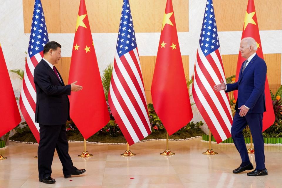 美國總統拜登（右）2022年11月14日在印尼峇里島G20高峰會與中國國家主席習近平會面。路透社