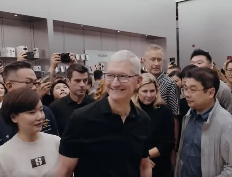 庫克昨晚突造訪成都太古里Apple Store，向顧客和員工揮手致意，隨後發微博「感謝所有在Apple成都太古里參與競技的高端玩家們」，稱「今晚熱度爆棚！」。翻攝庫克微博